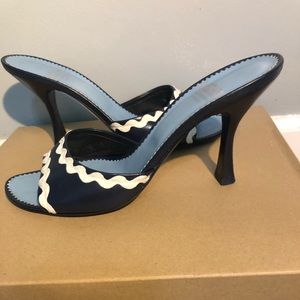 Moschino navy heels with white trim